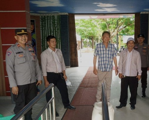 Personil Satbinmas Berikan Himbauan Kepada Pengunjung dan Pengelola di Area Wisata Kolam Renang