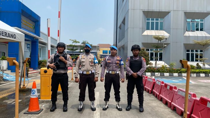 Anggota Sat Samapta Polresta Tangerang Melaksanakan Penjagaan Mako Untuk Antisipasi Gangguan Kamtibmas.