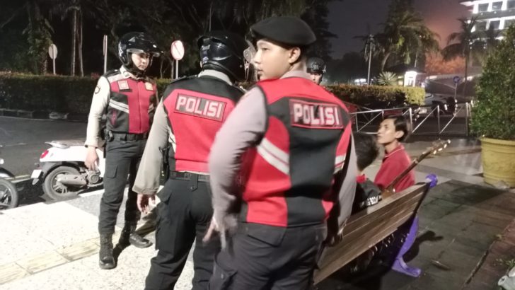 Melaksanakan Patroli Dialogis di sekitaran Jalan Baru Anggota Sat Samapta memberikan pesan kamtibmas kepada Masyarakat.