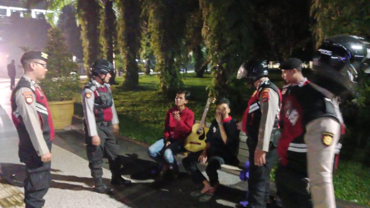 Anggota Sat Samapta melaksanakan Patroli Dialogis di sekitaran Jl. Raya Tigaraksa memberikan pesan kamtibmas kepada Masyarakat.