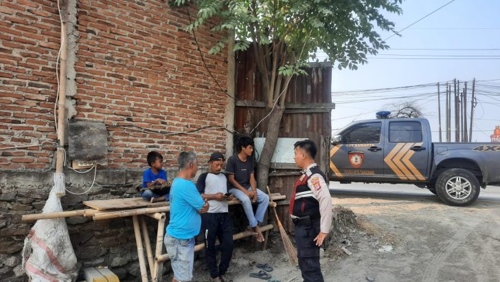Memastikan Kamtibmas Aman, Anggota Sat Samapta melaksanakan Patroli Barcode disekitaran SPBU Bojong dan memberikan pesan kamtibmas Kepada Masyarakat.