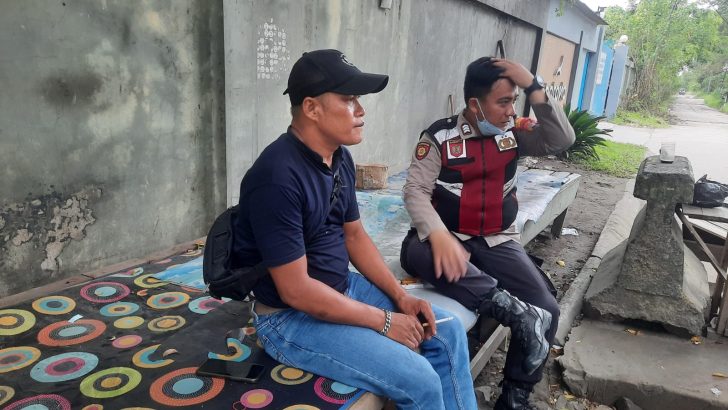 Melaksanakan Patroli Barcode di sekitaran SPBU Margasari, Anggota Turjawali SatSamapta memberikan pesan kamtibmas Kepada Masyarakat Memastikan situasi Aman.