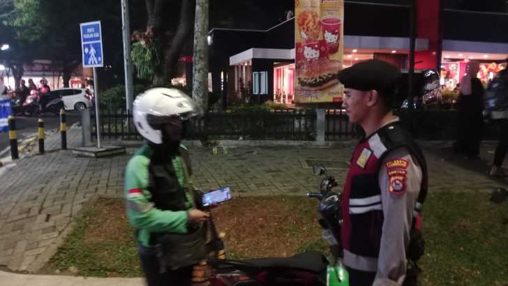 Memastikan Kamtibmas Aman, Anggota Sat Samapta melaksanakan Patroli Barcode di sekitaran Alfamart Kedaton dan memberikan pesan kamtibmas Kepada Masyarakat.