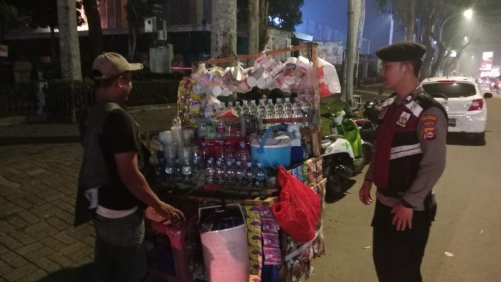 Memastikan Kamtibmas Aman, Anggota Sat Samapta melaksanakan Patroli Barcode di sekitaran Alfamart Kedaton dan memberikan pesan kamtibmas Kepada Masyarakat.