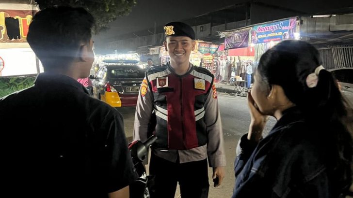 Melaksanakan Patroli Barcode disekitaran Takara Golf Tigaraksa , Anggota Turjawali Samapta memberikan pesan kamtibmas Kepada Masyarakat.