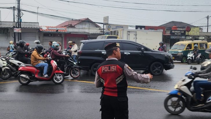 Memberikan Pelayanan kepada masyarakat berupa Pengaturan Lalulintas Di Depan PT. Tuntex Cikupa Anggota Sat Samapta Polresta Tangerang.