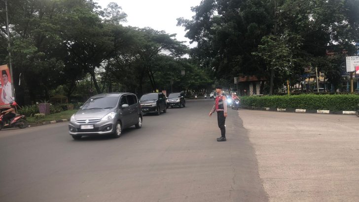 Pelaksanaan tugas Pelayanan Prima Pengaturan Lalulintas Di Simpang Tiga Kantor Pos Tigaraksa oleh Anggota Sat Samapta Polresta Tangerang.