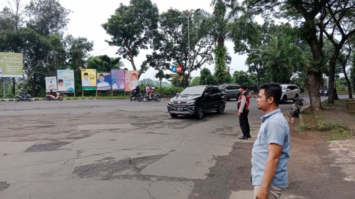 Anggota Turjawali Sat Samapta Polresta Tangerang Memberikan Pelayanan kepada masyarakat berupa pengaturan Lalulintas Di Pertigaan Welcome Park.