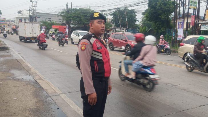 Anggota Sat Samapta Polresta Tangerang Memberikan Pelayanan kepada masyarakat berupa pengaturan Lalu Lintas di Depan Kawasan Millenium Industrial Etate.
