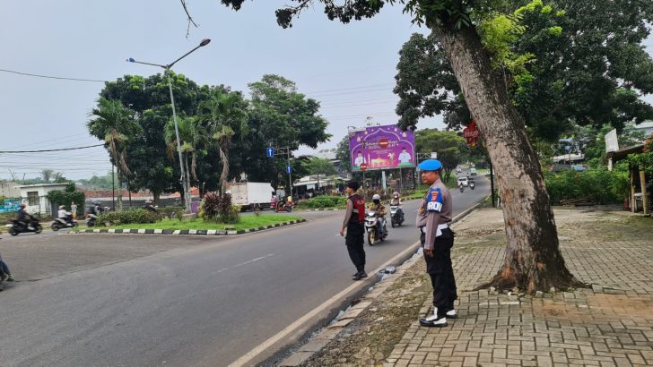 Pelayanan Prima Pengaturan Lalu Lintas Di U Turn Bugel Anggota Sat Samapta Polresta Tangerang.