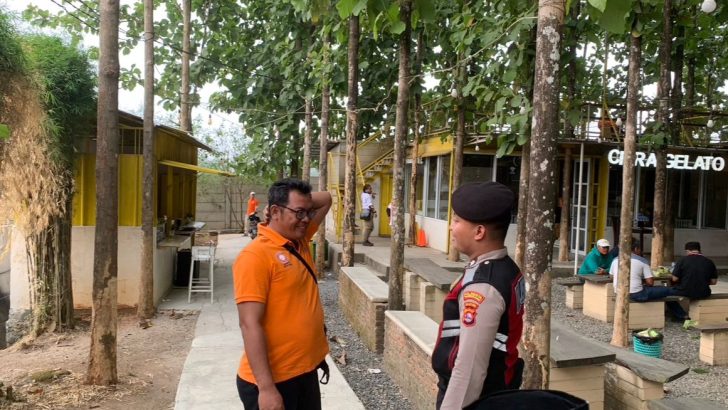 Memastikan Kamtibmas Aman, Anggota Sat Samapta melaksanakan Patroli Barcode disekitaran SPBU Bojong dan memberikan pesan kamtibmas Kepada Masyarakat.