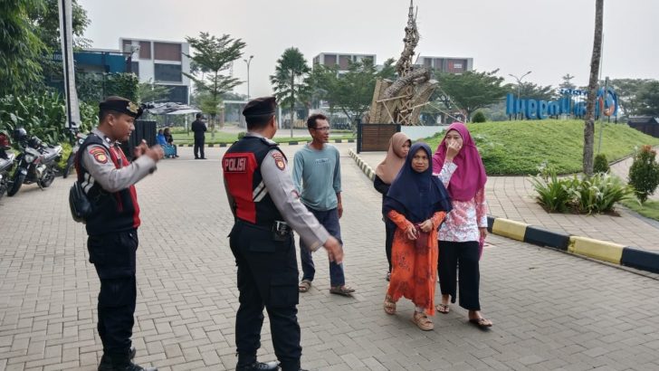 Anggota Unit Turjawali SatSamapta di sekitaran Kawasan Millenium Industrial estate melaksanakan Patroli Barcode dan memberikan pesan kamtibmas Kepada Masyarakat.