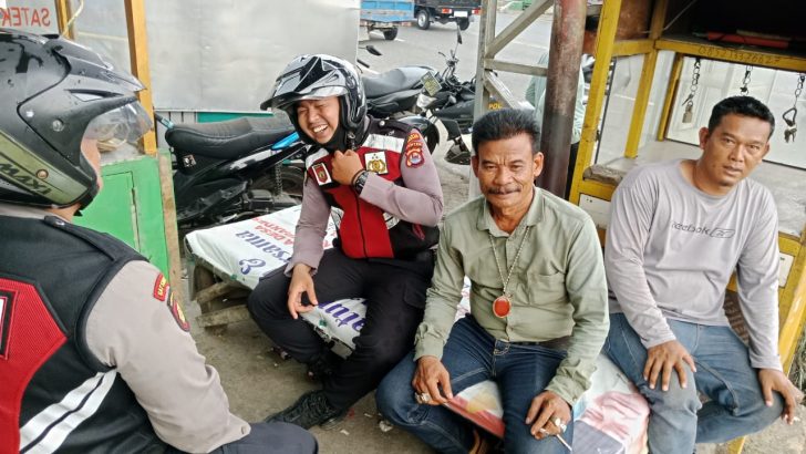 Melaksanakan Patroli Barcode di sekitaran SPBU Margasari, Anggota Turjawali SatSamapta memberikan pesan kamtibmas Kepada Masyarakat Memastikan situasi Aman.