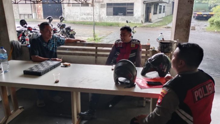 Melaksanakan Patroli Barcode disekitaran Takara Golf Tigaraksa , Anggota Turjawali Samapta memberikan pesan kamtibmas Kepada Masyarakat.