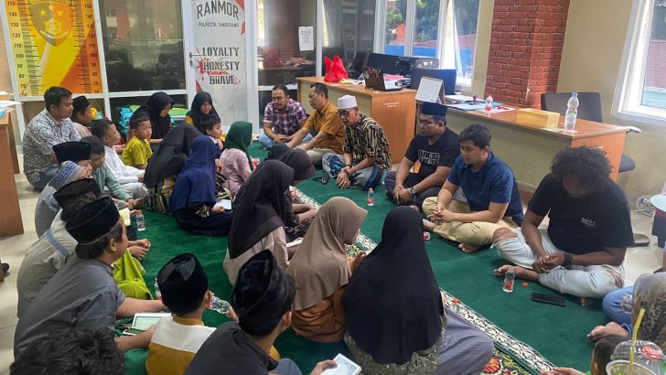 Anggota Unit IV Ranmor Sat Reskrim Polresta Tangerang Berikan Santunan kepada Anak Yatim