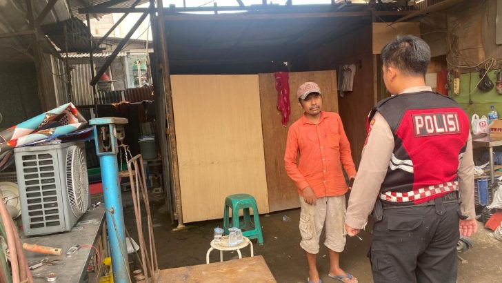 Di sekitaran Rutan Kelas 1 Jambe, Anggota Patko Samapta melaksanakan Patroli Barcode memberikan pesan kamtibmas Kepada Masyarakat.
