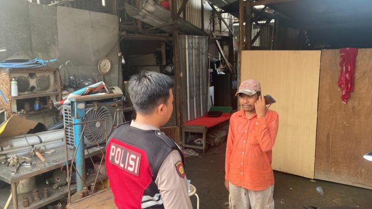Di sekitaran Bank BTN KCP Cikupa Bizzpoint memberikan pesan kamtibmas Kepada Masyarakat oleh Anggota Sat Samapta saat Patroli Barcode.