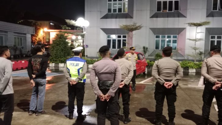 Anggota Sat Samapta Polresta Tangerang melaksanakan kegiatan Apel Operasi Cipta Kondisi di Lapangan Apel Polres Kota Tangerang.