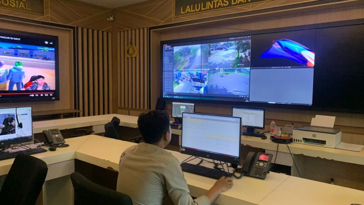 Anggota Command Center Polresta Tangerang laksanakan pemantauan CCTV guna memonitoring situasi Kamtibmas di Daerah Hukum Polresta Tangerang