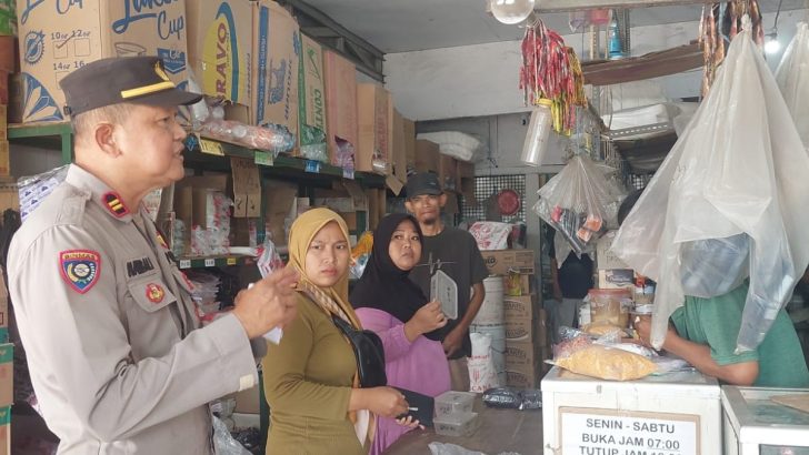 Sambangi Toko Sembako, Personil Satbinmas Polresta Tangerang Sampaikan Himbauan Kamtibmas