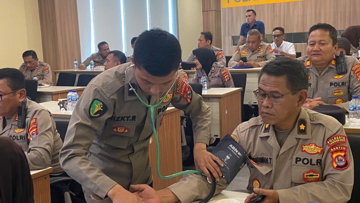 Pemeriksaan Kesehatan Kepada PJU Pada Pelaksanaan Anev Mingguan Di Polresta Tangerang