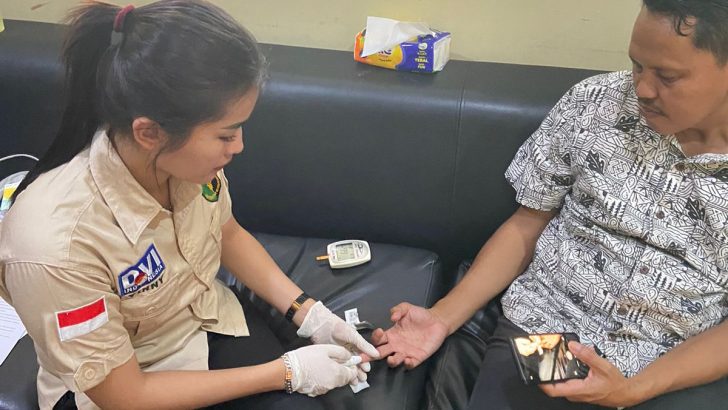 Pemberian Obat Di Klinik Bhayangkara Polresta Tangerang Kepada Anggota Yang Berobat