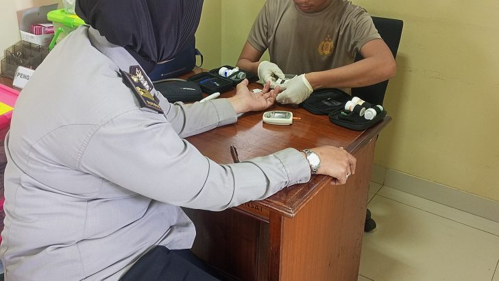 Pemeriksaan GDS, Asam Urat dan Kolesterol kepada Anggota Polri di Klinik Bhayangkara Polresta Tangerang
