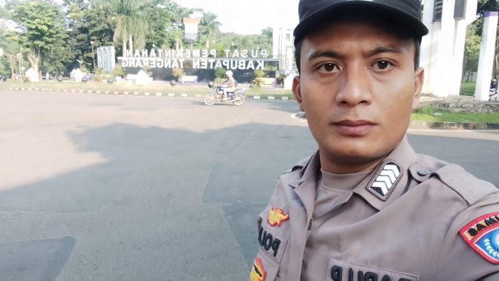 Personil Satbinmas melaksanakan giat strong poin di Pertigaan Welcomepark