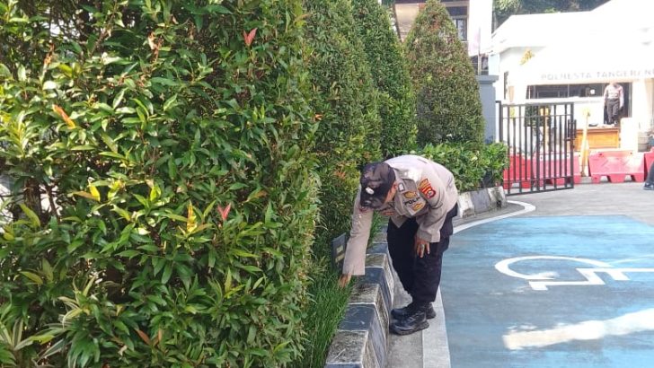 Anggota Sat Binmas Polresta Tangerang melakukan kegiatan bersih bersih dan perawatan Taman
