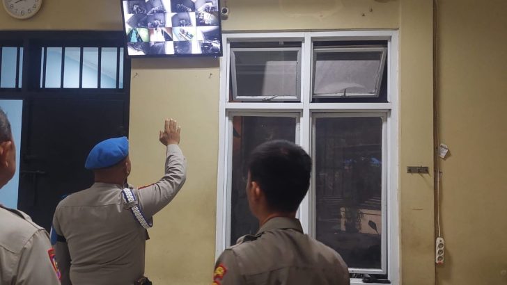 PENGECEKAN MALAM PADA CCTV RUANG TAHANAN POLRESTA TANGERANG OLEH PIKET SIPROPAM POLRESTA TANGERANG