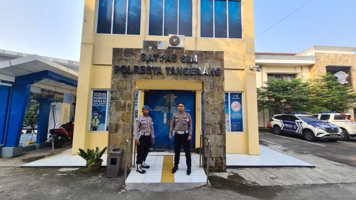 PENGECEKAN MASYARAKAT PEMOHON SIM DI GEDUNG SAT LANTAS POLRESTA TANGERANG OLEH PIKET SIPROPAM DAN SAT LANTAS POLRESTA TANGERANG