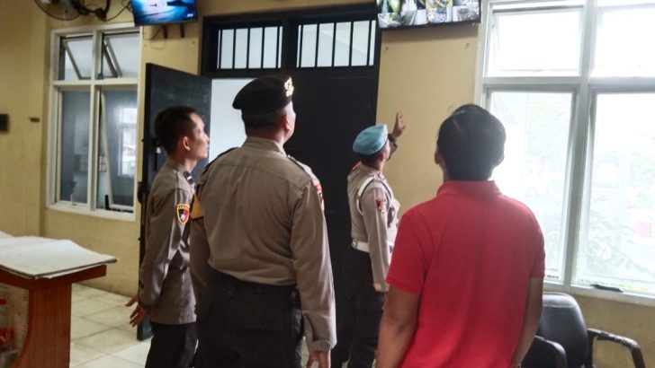 PENGECEKAN PAGI PADA CCTV RUANG TAHANAN POLRESTA TANGERANG OLEH PIKET SIPROPAM POLRESTA TANGERANG