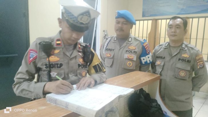 PENGECEKAN MALAM PADA BUKU MUTASI PETUGAS JAGA RUANG TAHANAN OLEH ANGGOTA SIPROPAM