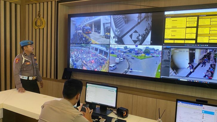 PENGECEKAN SITUASI RUANG COMMAND CENTRE POLRESTA TANGERANG OLEH PIKET SIPROPAM POLRESTA TANGERANG