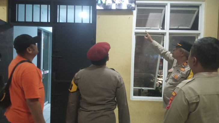 PENGECEKAN MALAM PADA CCTV RUANG TAHANAN POLRESTA TANGERANG OLEH PIKET SIPROPAM POLRESTA TANGERANG