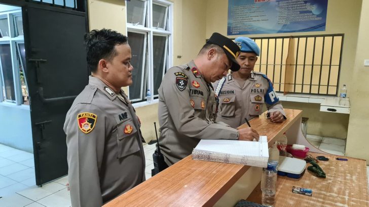PENGECEKAN MALAM PADA BUKU MUTASI PETUGAS JAGA RUANG TAHANAN OLEH ANGGOTA SIPROPAM