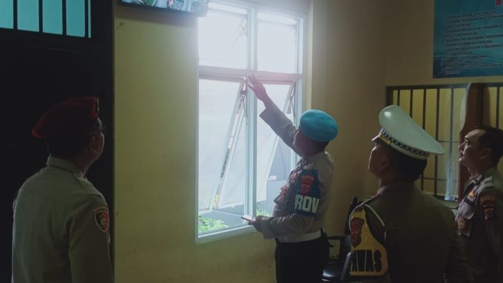 PENGECEKAN PAGI PADA CCTV RUANG TAHANAN POLRESTA TANGERANG OLEH PIKET SIPROPAM POLRESTA TANGERANG