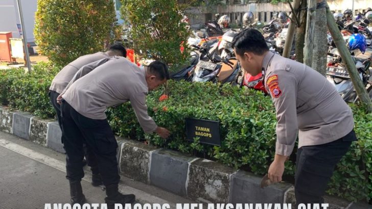 Anggota Bagops Polresta tangerang melaksanakan kegiatan kebersihan Lingkungan di sekitar Taman milik bagops