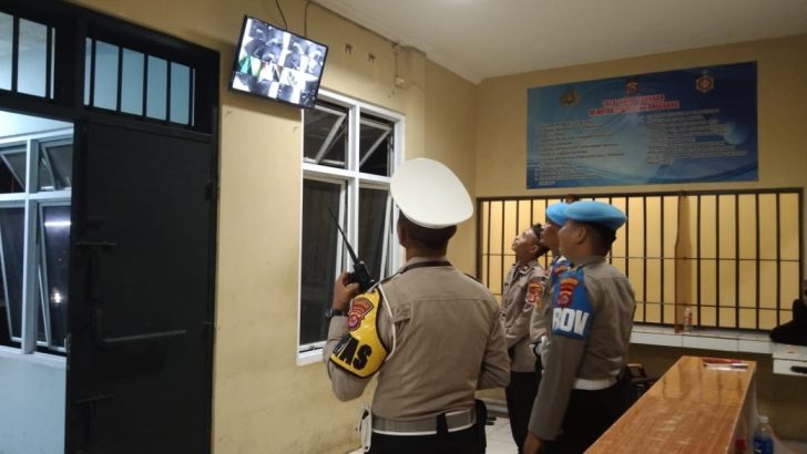 PENGECEKAN MALAM PADA CCTV RUANG TAHANAN POLRESTA TANGERANG OLEH PIKET SIPROPAM POLRESTA TANGERANG