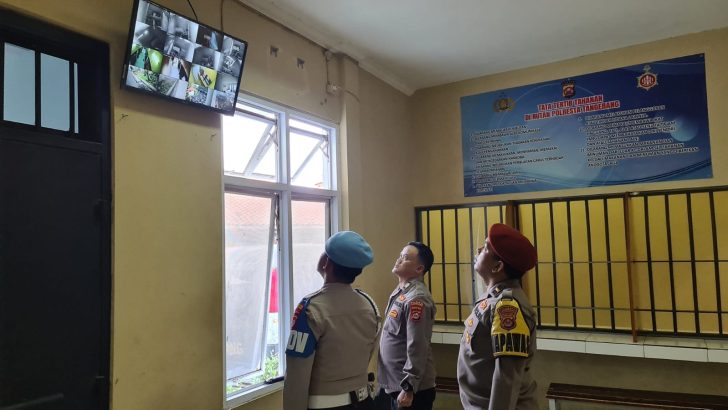 PENGECEKAN PAGI PADA CCTV RUANG TAHANAN POLRESTA TANGERANG OLEH PIKET SIPROPAM POLRESTA TANGERANG