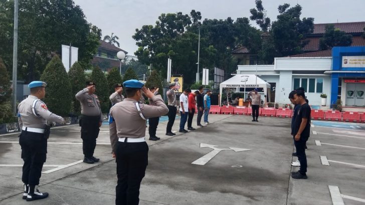 PIKET SIPROPAM POLRESTA TANGERANG MELAKSANAKAN PENGAWASAN SERAH TERIMA TUGAS PIKET