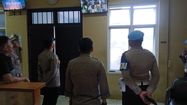PENGECEKAN PAGI PADA CCTV RUANG TAHANAN POLRESTA TANGERANG OLEH PIKET SIPROPAM POLRESTA TANGERANG