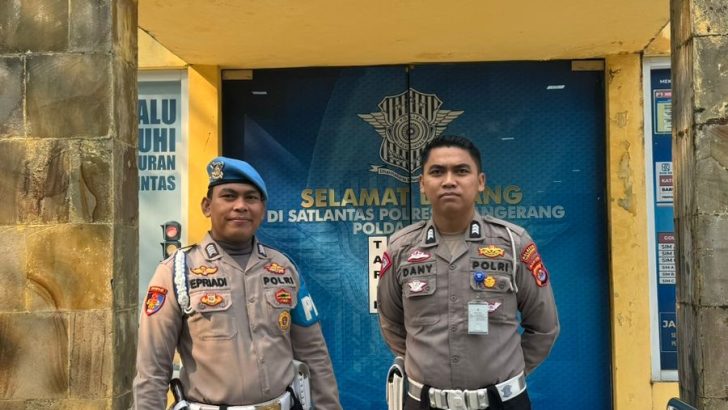 PENGECEKAN MASYARAKAT PEMOHON SIM DI GEDUNG SAT LANTAS POLRESTA TANGERANG OLEH PIKET SIPROPAM DAN SAT LANTAS POLRESTA TANGERANG