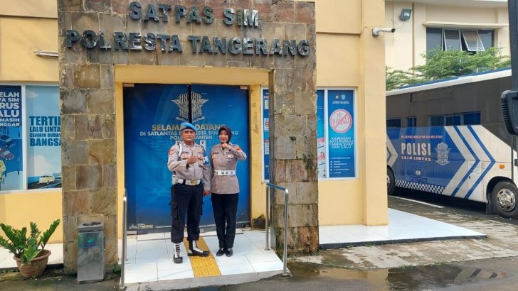 PENGECEKAN MASYARAKAT PEMOHON SIM DI GEDUNG SAT LANTAS POLRESTA TANGERANG OLEH PIKET SIPROPAM DAN SAT LANTAS POLRESTA TANGERANG