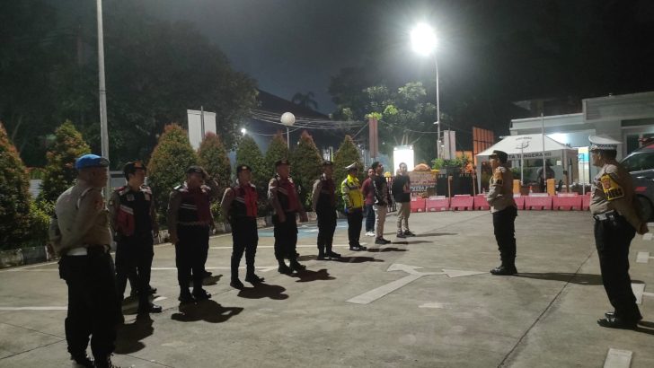 SIPROPAM MELAKSANAKAN PENGECEKAN APEL MALAM PIKET FUNGSI POLRESTA TANGERANG