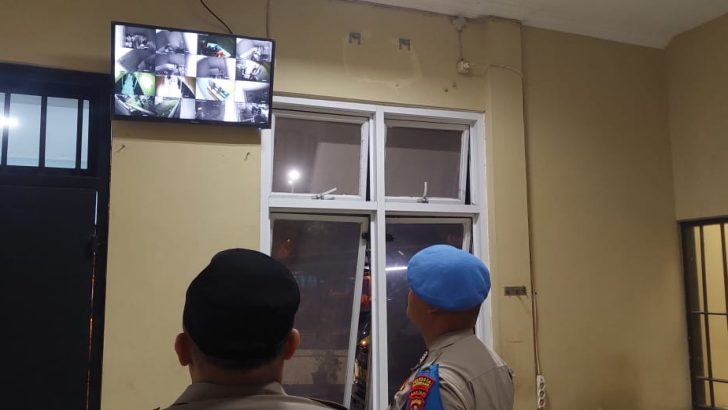 PENGECEKAN MALAM PADA CCTV RUANG TAHANAN POLRESTA TANGERANG OLEH PIKET SIPROPAM POLRESTA TANGERANG