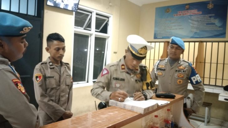 PENGECEKAN MALAM PADA BUKU MUTASI PETUGAS JAGA RUANG TAHANAN OLEH ANGGOTA SIPROPAM
