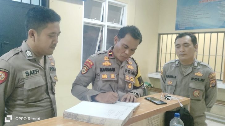 PENGECEKAN MALAM PADA BUKU MUTASI PETUGAS JAGA RUANG TAHANAN OLEH ANGGOTA SIPROPAM