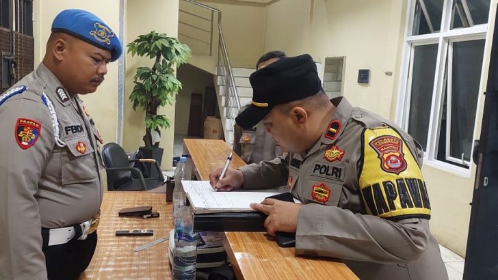 PENGECEKAN MALAM PADA BUKU MUTASI PETUGAS JAGA RUANG TAHANAN OLEH ANGGOTA SIPROPAM