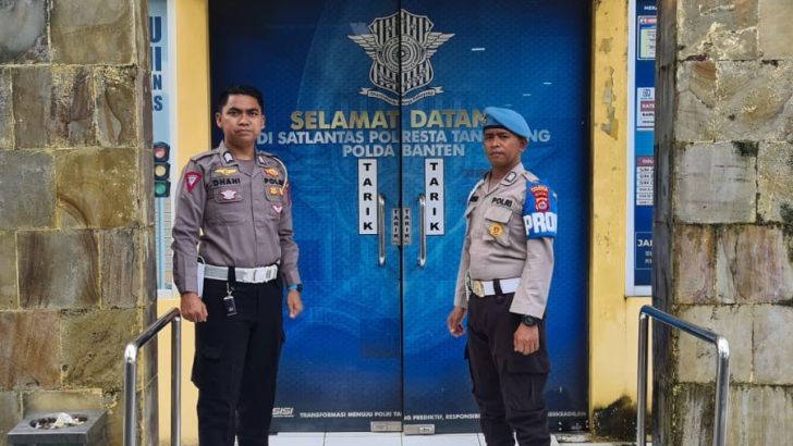 PENGECEKAN MASYARAKAT PEMOHON SIM DI GEDUNG SAT LANTAS POLRESTA TANGERANG OLEH PIKET SIPROPAM DAN SAT LANTAS POLRESTA TANGERANG